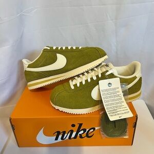 Nike Cortez SE Suede "Pacific Moss/Infinite Gold/Muslin/Sail"
